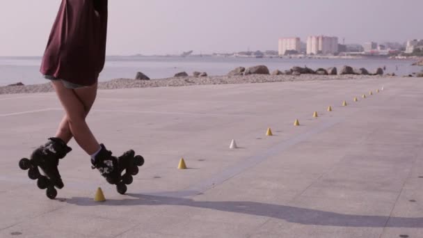 Jeune belle fille Rollerblading dans un parc . — Video