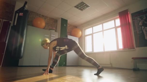Teen flicka stretching och värmer upp för lite motion — Stockvideo