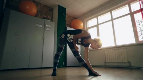 Teen ragazza stretching e riscaldamento per qualche esercizio — Video Stock