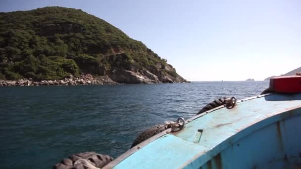 Снимок вьетнамских островов с лодки — стоковое видео