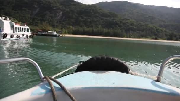 Záběr z vietnamských ostrovů z lodi — Stock video