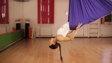 Anti-yerçekimi Yoga, yoga egzersizleri kapalı yapıyor kadın