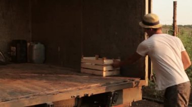 Çiftçi sebze kamyonda kutularıyla nakliye