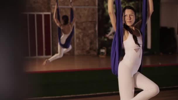 Anti-yerçekimi Yoga, yoga egzersizleri kapalı yapıyor kadın — Stok video