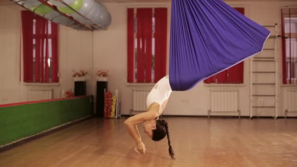 Anty-grawitacji Yoga, kobieta robi ćwiczenia jogi, kryty — Wideo stockowe