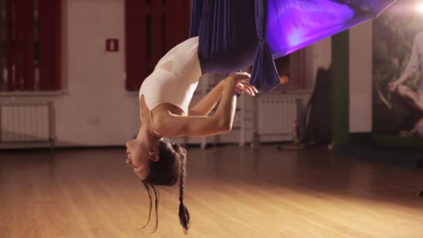 Anti-gravedad Yoga, mujer haciendo ejercicios de yoga indoor — Vídeo de stock