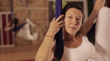 Anti-yerçekimi Yoga, yoga egzersizleri kapalı yapıyor kadın