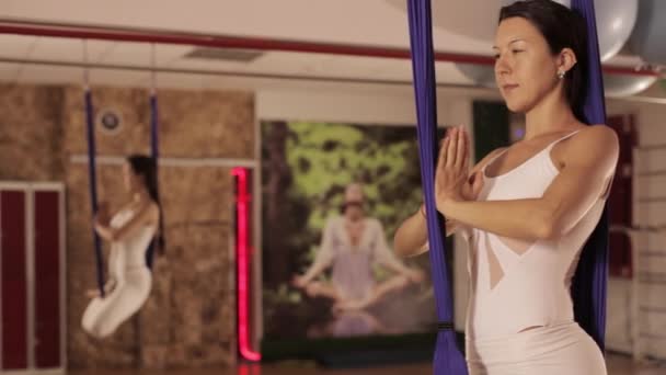 Anti-gravidade Yoga, mulher fazendo exercícios de ioga indoor — Vídeo de Stock