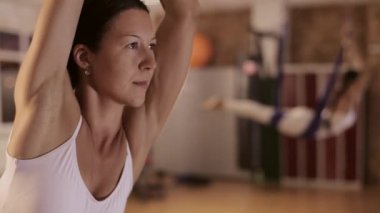 Anti-yerçekimi Yoga, yoga egzersizleri kapalı yapıyor kadın