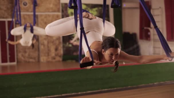 Anty-grawitacji Yoga, kobieta robi ćwiczenia jogi, kryty — Wideo stockowe