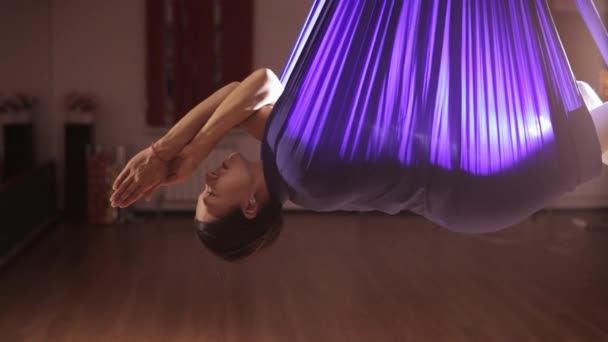 Anti-yerçekimi Yoga, yoga egzersizleri kapalı yapıyor kadın — Stok video