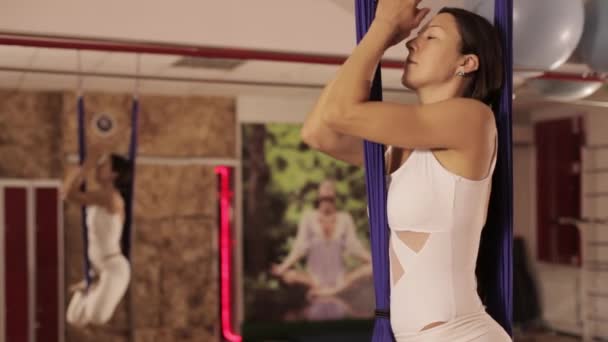 Anti-gravidade Yoga, mulher fazendo exercícios de ioga indoor — Vídeo de Stock