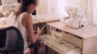Genç kadın dikiş makinesi diker