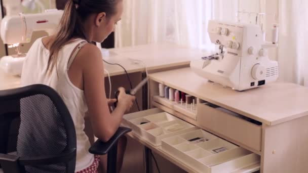 Jeune femme coud sur la machine à coudre — Video