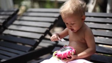 Küçük şirin kız açık bir dragon meyve yiyor