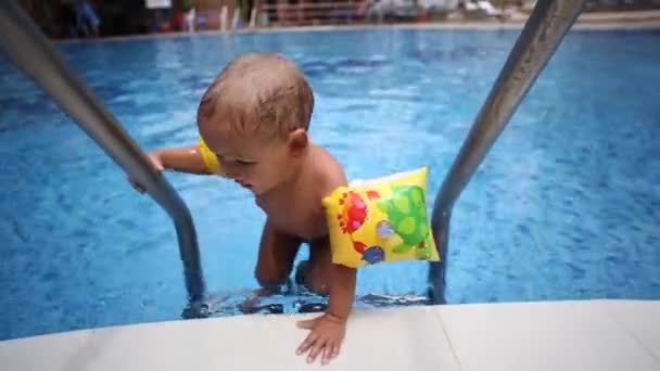 Vackra skott av baby leker i poolen. — Stockvideo