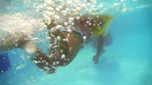 Inyección submarina de la niña nadando en la piscina — Vídeos de Stock