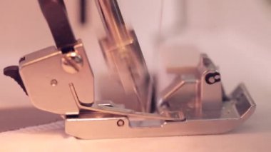 Bir dikiş makinesi işlemi gösteren kapatın. Makro