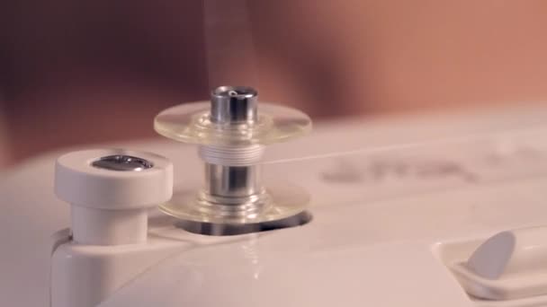 Macro tiro de la máquina de coser - hilado de una bobina — Vídeos de Stock