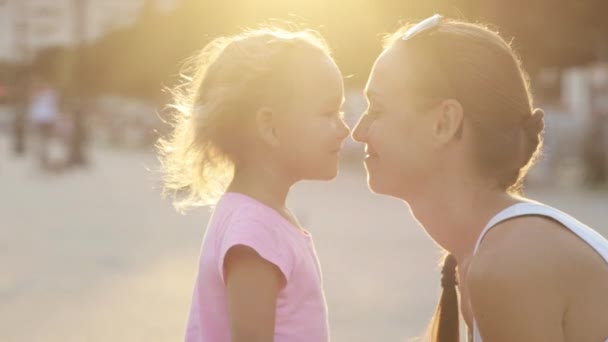 Ritratti di madre con figlia che abbraccia e muove naso a naso . — Video Stock