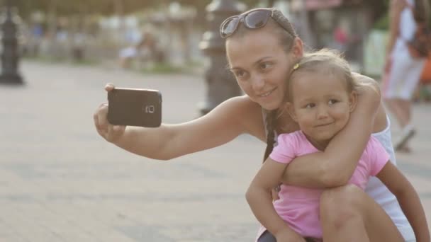 Atraktivní matkou a roztomilá malá dcera baví a dělá selfie — Stock video