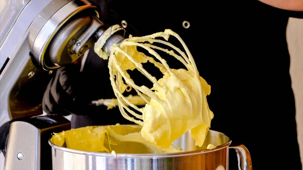 El cocinero está haciendo crema amarilla en licuadora profesional para hacer postre —  Fotos de Stock