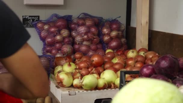 Detailní záběr rukou pracovníků v obchodě s potravinami aranžuje zeleninu na regálech skladu. — Stock video