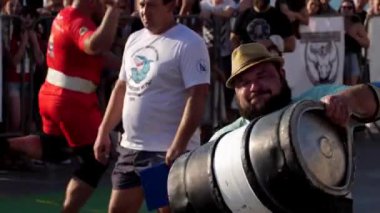 SEVASTOPOL, CRIMEA - 22 AĞUSTOPOS 2020 Güçlü Adam Şampiyonası.