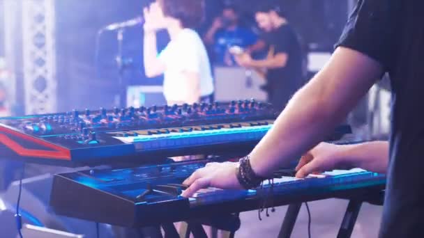 Primer plano de la mano del músico está tocando sintetizador en la etapa de concierto — Vídeos de Stock