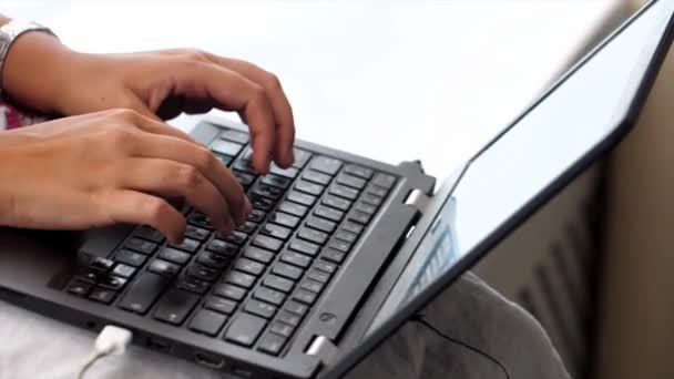 Mujer está trabajando en el ordenador portátil en sus rodillas. — Vídeos de Stock