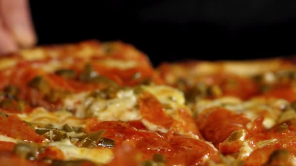 Mengambil pizza panas dengan keju peregangan meleleh, close-up. — Stok Video