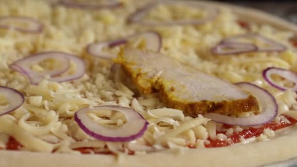 Die Hand legt Hühnerfleisch auf die Pizza, Nahaufnahme — Stockvideo