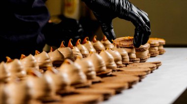 Şef karamelli kurabiyeleri hazırlıyor, yakın plan..