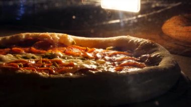 Pizza fırında hazırlanıyor, zaman aşımı. Hamur yükselir ve peynir erir.