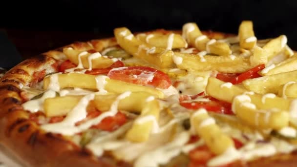 Hete pizza nemen met gesmolten stretching kaas, close-up. — Stockvideo