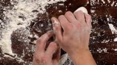 Masada un olan hamur yoğurmaya yakın çekim.