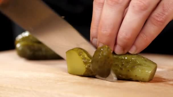 हाथ लकड़ी के बोर्ड पर चाकू के साथ एक pickled कबूतर काट रहे हैं, बंद-अप — स्टॉक वीडियो