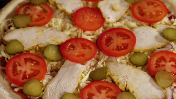 A mão está colocando pepinos em conserva na pizza, close-up — Vídeo de Stock