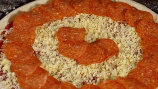 Die Hand legt Salami auf die Pizza, Nahaufnahme — Stockvideo