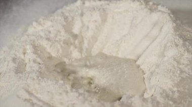 Milk un döküyor, yavaş çekimde yakın çekim.