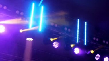 Konserde sahne ışıklarından duman sızar 