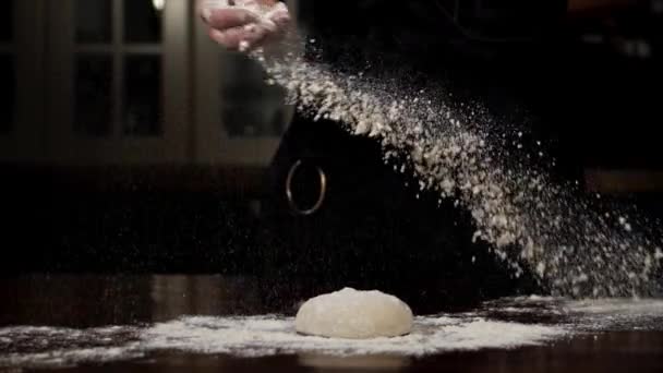 Baker hamur üzerine unu serpiyor ağır çekimde — Stok video