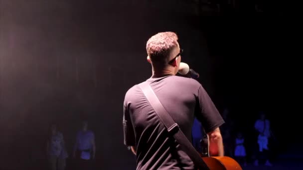 Un musicista rock si esibisce sul palco al festival rock — Video Stock