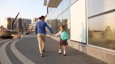 Babası ve üniformalı kızı sabah okula gidiyorlar.