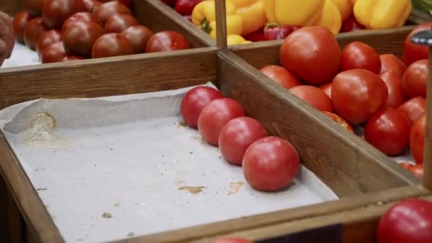 Крупним планом продуктовий працівник розміщує овочі на полицях магазинів . — стокове відео