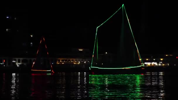 Λίγα ιστιοπλοϊκά σκάφη με φωτισμό led στο σκοτάδι τη νύχτα — Αρχείο Βίντεο
