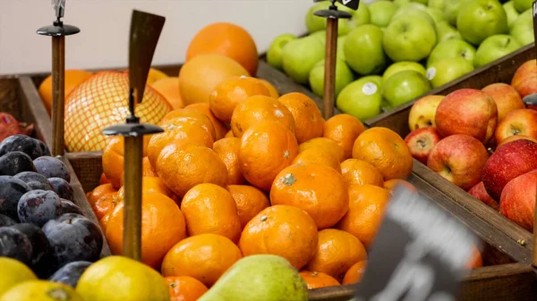 Variedad de frutas en los estantes de la tienda de comestibles Imágenes De Stock Sin Royalties Gratis