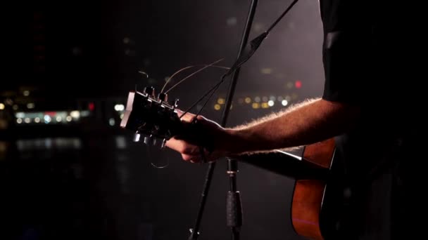 Rockový hudebník vystupuje na pódiu na rockovém festivalu, detailní záběr — Stock video