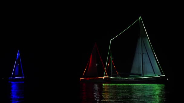 Få segelbåtar med ledd belysning i mörker på natten — Stockvideo
