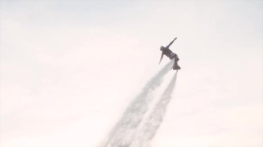 Tanımlanamayan uçucular gün batımında yavaş çekimde numaralar yapıyorlar.. 